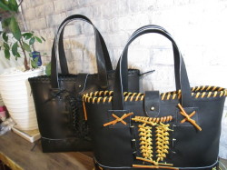 レザートートのご紹介 久保田スラッガーのグラブは、本格湯もみ型付け