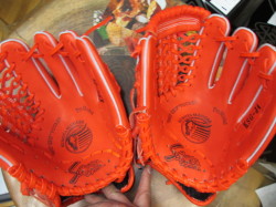 少年軟式J4のFオレンジが人気？ 久保田スラッガーのグラブは、本格